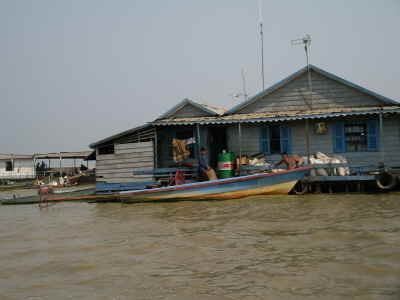 Schwimmendes Dorf auf dem See