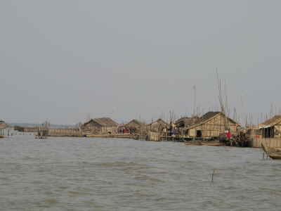 Schwimmendes Dorf auf dem See