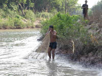 Fischer im Fluss zum Fischerdorf