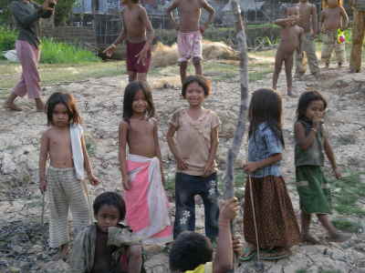 Kinder im Dorf beim Abschied