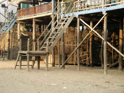 Haus mit Fischfallen-Lager