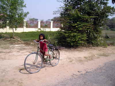 Kind auf zu groem Fahrad