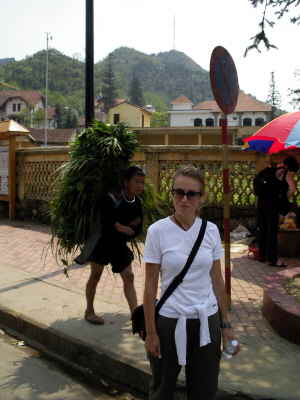 H-Mong-Mann im Hintergrund