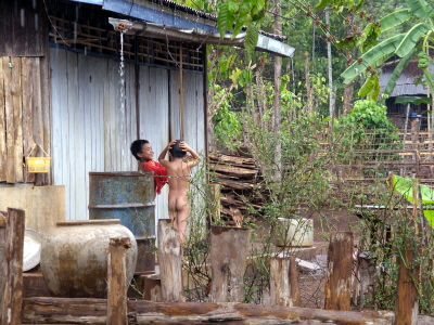 Kinder Duschen nach dem Regen